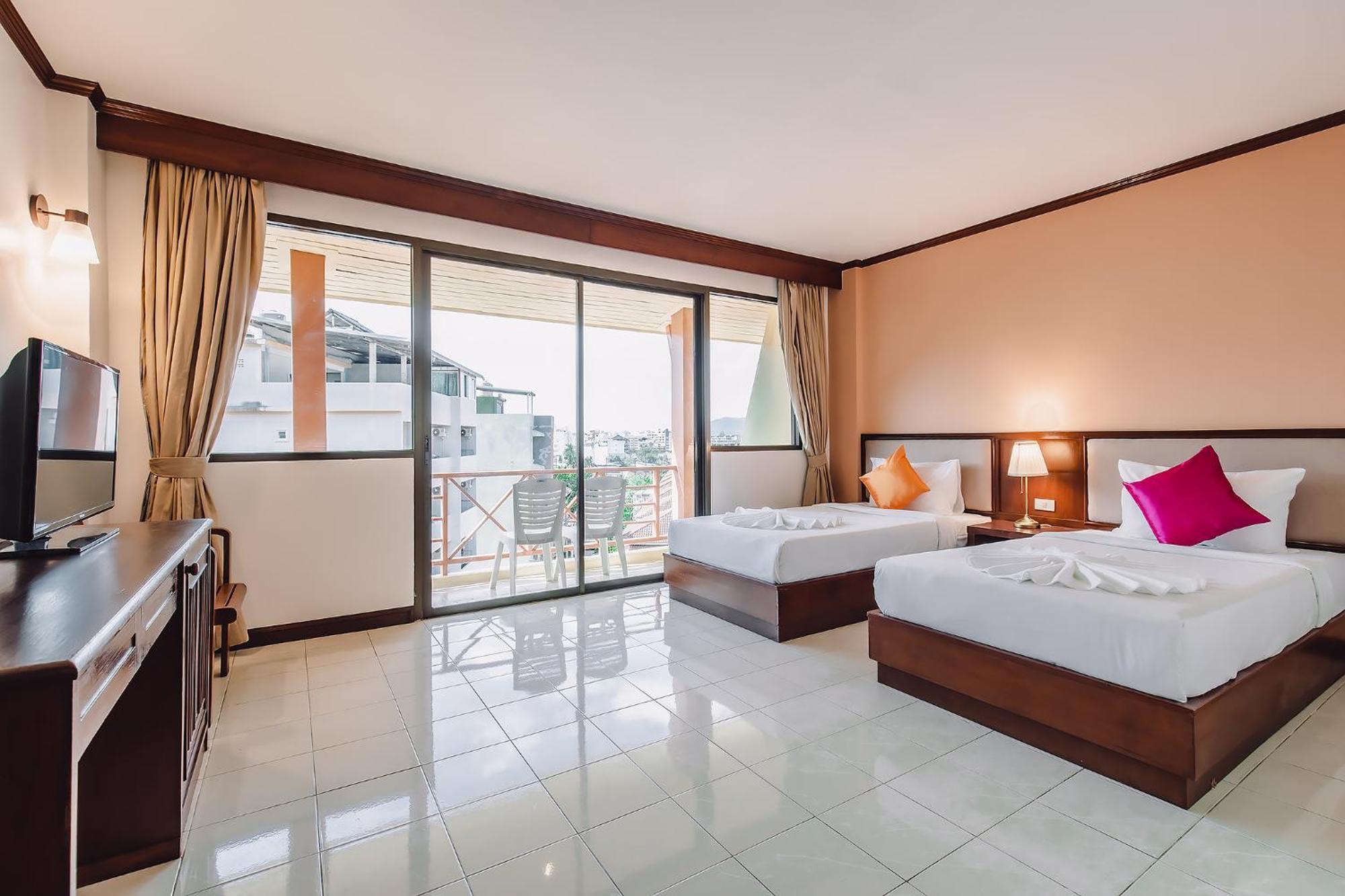 Bauman-Ville Hotel Patong Esterno foto