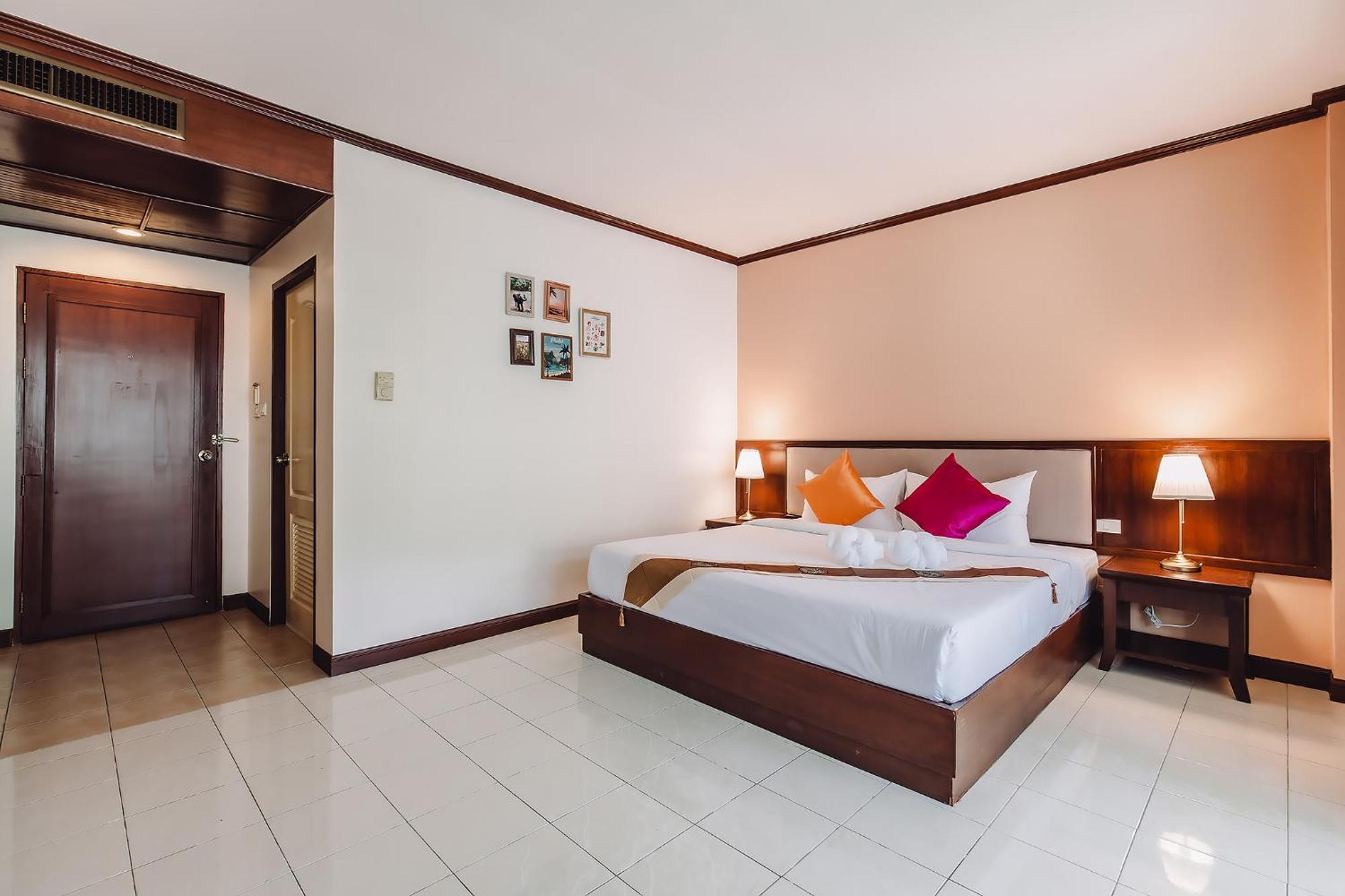 Bauman-Ville Hotel Patong Esterno foto