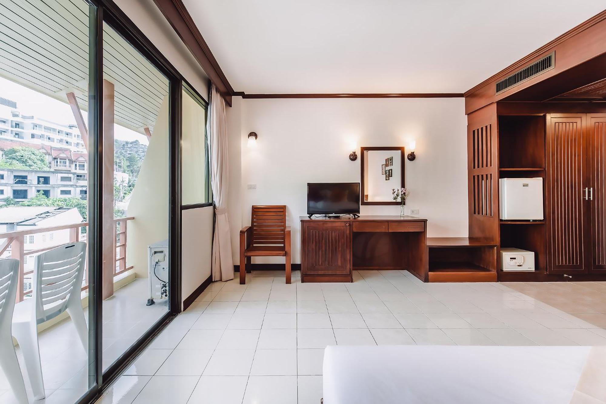 Bauman-Ville Hotel Patong Esterno foto