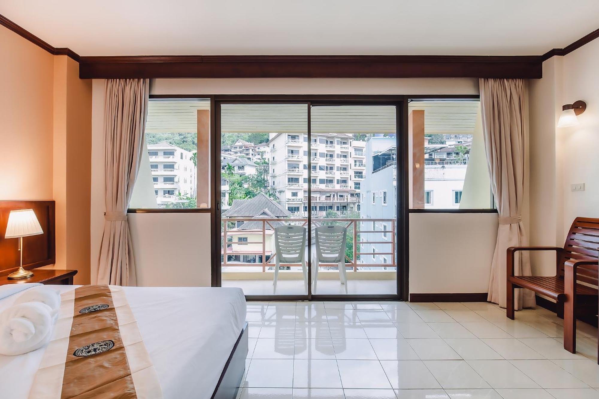 Bauman-Ville Hotel Patong Esterno foto
